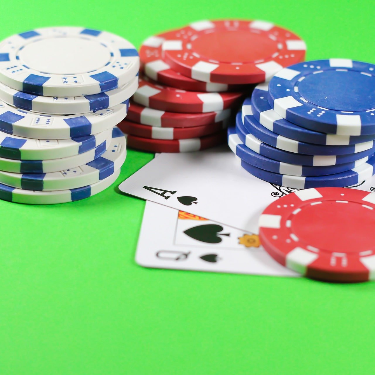 204pub slot lobby on mobile showing game catalogue thumbnails with PHP stake options